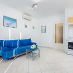 شقة Neda